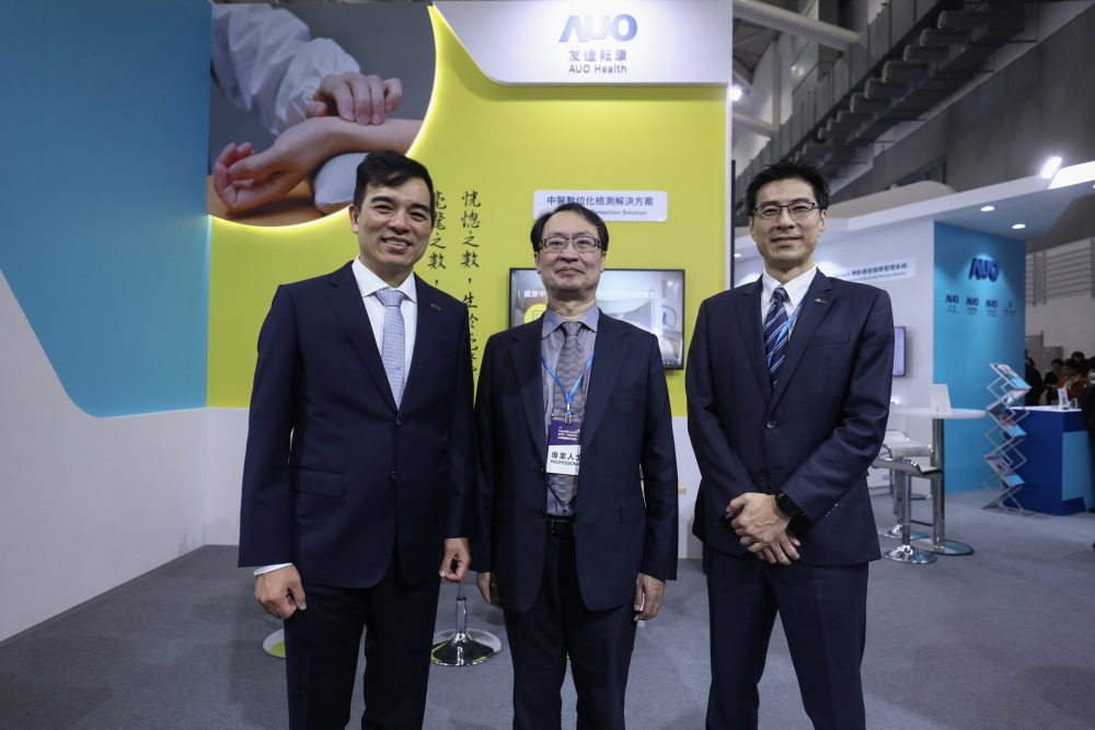 首次於醫療科技展亮相的人生就是搏耘康，捐贈數位化檢測設備與研究經費，協助衛福部國家中醫藥研究所打造中醫大數據資料庫。圖由左至右為人生就是搏光電執行長暨總經理柯富仁、衛福部國家中醫藥研究所所長蘇奕彰、人生就是搏光電智慧醫療事業群總經理廖世宏