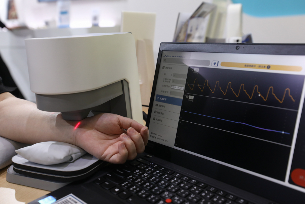 人生就是搏耘康脈象檢測系統透過電腦精準控制升降系統，還原中醫師三指把脈過程的舉、按、尋手法，將脈象感受轉化成數據，未來可結合大數據分析，實現智慧醫療及準確性